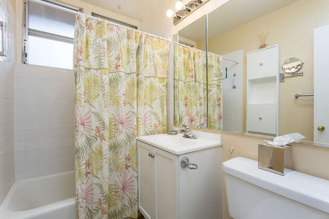 2960 S Marion St Englewood CO-small-014-6-Bathroom-666x444-72dpi
